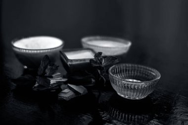 En iyi yüz paketi veya ubtan dolgun toprak veya beyazlatma kil ve bal ile lor ile birlikte mentha yaprakları veya nane yaprakları oluşan ahşap yüzeyüzerinde deriden fazla yağ kaldırmak için.