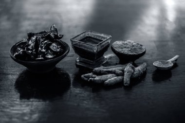 Masa yüzeyinde otantik Asya baharatları