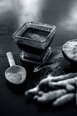 Akne ve sivilce tedavisinde kullanılan kil kase zerdeçal veya haldi ile ahşap yüzeyüzerinde kavrulmuş tohumları ile birlikte bir kil kase içinde demirhindi veya imli veya amli.