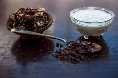 Çeşitli cilt bakım tedavileri için spa kullanılan ahşap yüzeyüzerinde şeffaf cam kase içinde çiğ lor veya yoğurt ile birlikte bir kil kase içinde Demirhindi veya imli veya amli.