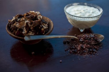 Çeşitli cilt bakım tedavileri için spa kullanılan ahşap yüzeyüzerinde şeffaf cam kase içinde çiğ lor veya yoğurt ile birlikte bir kil kase içinde Demirhindi veya imli veya amli.