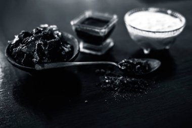 Ham demirhindi, çiğ lor veya yoğurt ve kaya tuzu olan ahşap yüzey üzerinde demirhindi yüz paketi Malzemeler. Mavi renkli cam kase yüz paketi yaptı. Bakterileri deriden temizlemek için kullanılır.