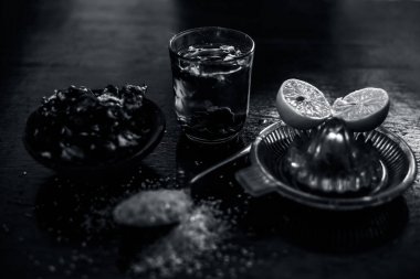 Tüm ham maddeler ile ahşap yüzeyde de şeker ve limon suyu oluşan demirhindi veya imli veya amli Ayurveda yüz paketi, akne kaldırmak için kullanılır, sivilce, ve cilt beyazlatma için.