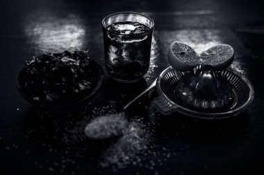 Tüm ham maddeler ile ahşap yüzeyde de şeker ve limon suyu oluşan demirhindi veya imli veya amli Ayurveda yüz paketi, akne kaldırmak için kullanılır, sivilce, ve cilt beyazlatma için.