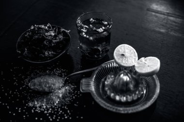 Tüm ham maddeler ile ahşap yüzeyde de şeker ve limon suyu oluşan demirhindi veya imli veya amli Ayurveda yüz paketi, akne kaldırmak için kullanılır, sivilce, ve cilt beyazlatma için.