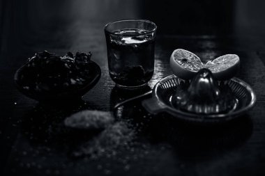 Tüm ham maddeler ile ahşap yüzeyde de şeker ve limon suyu oluşan demirhindi veya imli veya amli Ayurveda yüz paketi, akne kaldırmak için kullanılır, sivilce, ve cilt beyazlatma için.