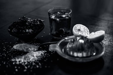 Tüm ham maddeler ile ahşap yüzeyde de şeker ve limon suyu oluşan demirhindi veya imli veya amli Ayurveda yüz paketi, akne kaldırmak için kullanılır, sivilce, ve cilt beyazlatma için.