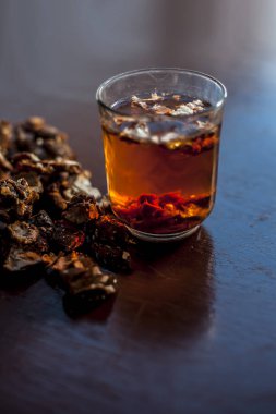 Ham organik olgun imli veya amli veya şeffaf bir cam kase içinde organik ayıklanmış hamuru ile kil bir kapta demirhindi.