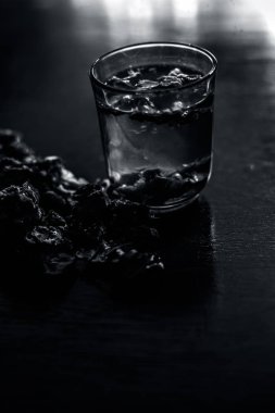 Ham organik olgun imli veya amli veya şeffaf bir cam kase içinde organik ayıklanmış hamuru ile kil bir kapta demirhindi.