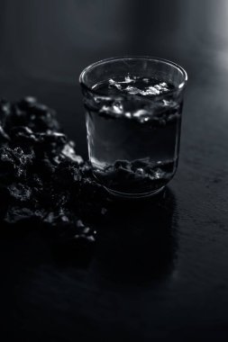 Ham organik olgun imli veya amli veya şeffaf bir cam kase içinde organik ayıklanmış hamuru ile kil bir kapta demirhindi.