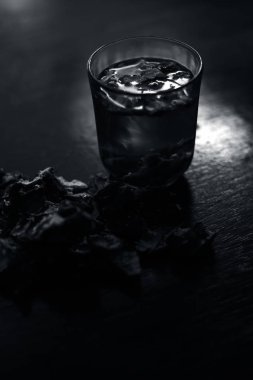 Ham organik olgun imli veya amli veya şeffaf bir cam kase içinde organik ayıklanmış hamuru ile kil bir kapta demirhindi.