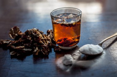 Ahşap yüzey üzerinde popüler Hint & Ayurveda demirhindi yüz paketi yani tamarind hamuru iyi kabartma tozu ile karıştırılır. Siyah lekeleri ve cildin gözeneklerini tedavi etmek için kullanılır.