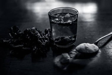 Ahşap yüzey üzerinde popüler Hint & Ayurveda demirhindi yüz paketi yani tamarind hamuru iyi kabartma tozu ile karıştırılır. Siyah lekeleri ve cildin gözeneklerini tedavi etmek için kullanılır.