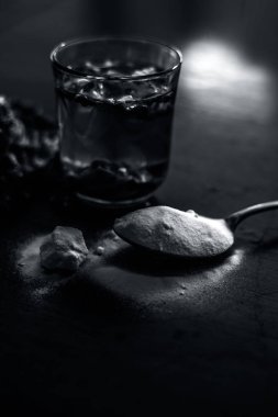 Ahşap yüzey üzerinde popüler Hint & Ayurveda demirhindi yüz paketi yani tamarind hamuru iyi kabartma tozu ile karıştırılır. Siyah lekeleri ve cildin gözeneklerini tedavi etmek için kullanılır.