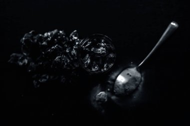 Ahşap yüzey üzerinde popüler Hint & Ayurveda demirhindi yüz paketi yani tamarind hamuru iyi kabartma tozu ile karıştırılır. Siyah lekeleri ve cildin gözeneklerini tedavi etmek için kullanılır.