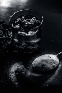 Ahşap yüzey üzerinde popüler Hint & Ayurveda demirhindi yüz paketi yani tamarind hamuru iyi kabartma tozu ile karıştırılır. Siyah lekeleri ve cildin gözeneklerini tedavi etmek için kullanılır.