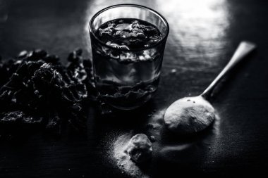 Ahşap yüzey üzerinde popüler Hint & Ayurveda demirhindi yüz paketi yani tamarind hamuru iyi kabartma tozu ile karıştırılır. Siyah lekeleri ve cildin gözeneklerini tedavi etmek için kullanılır.