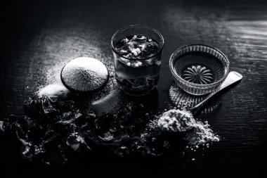 Gram un, irmik veya suji veya raava oluşan ahşap yüzeyüzerinde demirhindi veya imli veya amli en iyi yüz paketi, bal ve demirhindi özü ile, akne ve sivilce tedavisi için kullanılan ve yağlı için.