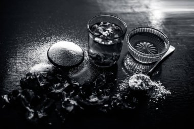 Gram un, irmik veya suji veya raava oluşan ahşap yüzeyüzerinde demirhindi veya imli veya amli en iyi yüz paketi, bal ve demirhindi özü ile, akne ve sivilce tedavisi için kullanılan ve yağlı için.