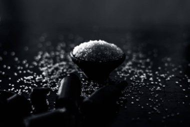 Ham organik altın duş ağacı meyve veya garmalo sopa veya Hint Laburnum hamuru kabızlık tedavisi için ev çare için kullanılan şeker ile cam bir kase.