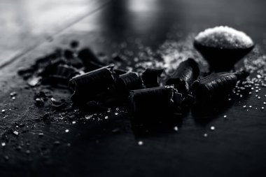 Ham organik altın duş ağacı meyve veya garmalo sopa veya Hint Laburnum hamuru kabızlık tedavisi için ev çare için kullanılan şeker ile cam bir kase.