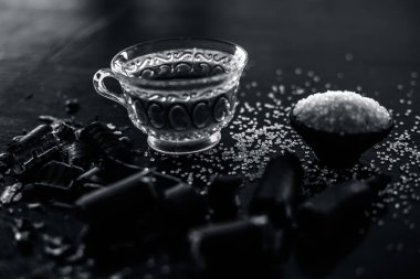 Altın duş ağacı veya garmalo veya Amaltas veya Cassia fistülşeffaf bir cam bardak içinde ahşap yüzeyüzerinde şeker ile birlikte kabızlık tedavisinde kullanılan.