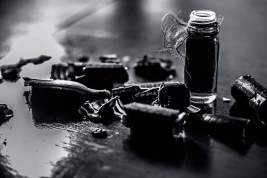 Altın duş ağacı veya garmalo veya Amaltas veya Cassia fistül yağı şeffaf bir cam şişe de meyve ve ahşap yüzeyüzerinde kesilmiş hamuru ile birlikte.