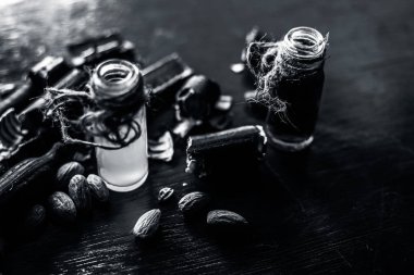 Ahşap yüzeyde en iyi ve hızlı kabızlık çare yani badem yağı iyi amaltas veya altın duş ağacı yağı ile karıştırılır.