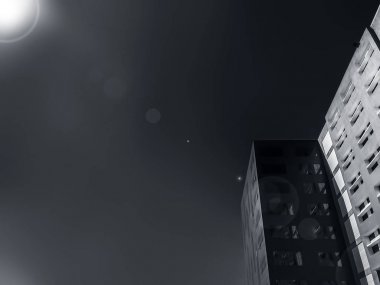 Minimalist ve mimari bir binanın dış çekim.