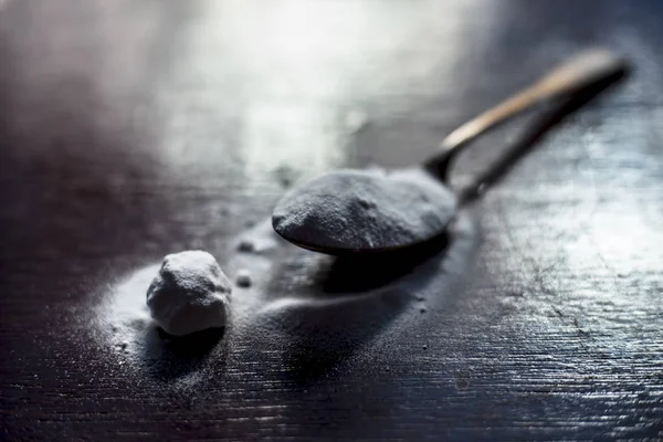 Bicarbonate Soude Poudre Pâte Crue Dans Une Cuillère Couleur Dorée — Photo