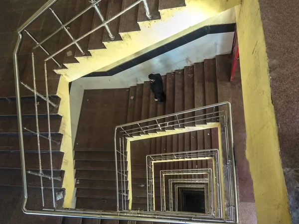 建物の内部のミニマルで建築的なショット 建物の階段ケース — ストック写真