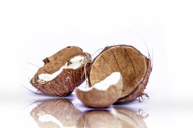 İki kesilmiş veya dilimlenmiş kurutulmuş hindistan cevizi kuru fla ile beyaz izole