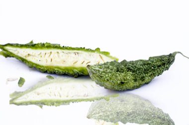 Ham organik acı kavun veya Acı Salatalık veya Acı Gourd yansıması ile beyaz izole.