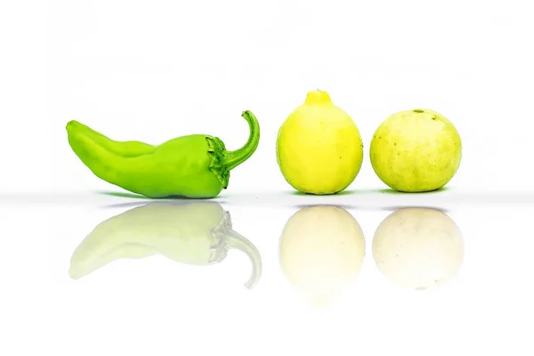 Pimienta Verde Fresca Cítricos Aislados Sobre Fondo Blanco — Foto de Stock