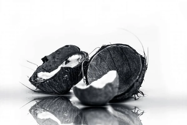 Dos cocos secos cortados o cortados en rodajas aislados en blanco con fla seca —  Fotos de Stock