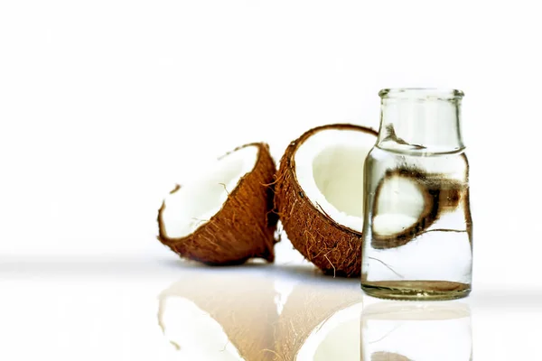 Rauwe biologische kokosnoot met zijn geëxtraheerde zoet water in een witte tr — Stockfoto