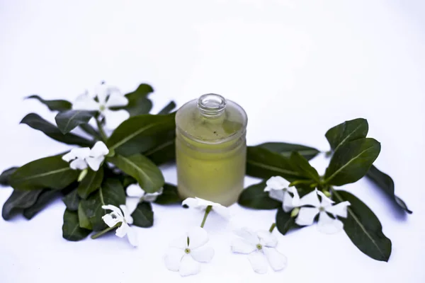 White Colored Flowers Leaves Essential Herbal Detoxifying Oil Glass Bottle — 스톡 사진