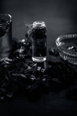 Wodoen surafce üzerinde demirhindi yüz maskesi yani demirhindi özü veya konsantrasyon, bal, ve anlık akne ve siyah kafaları ücretsiz kızdırma için gül suyu.