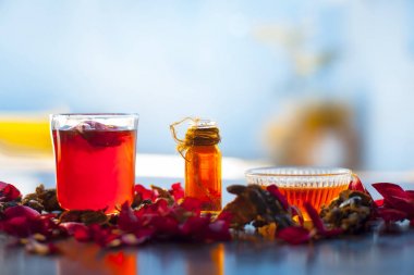 Wodoen surafce üzerinde demirhindi yüz maskesi yani demirhindi özü veya konsantrasyon, bal, ve anlık akne ve siyah kafaları ücretsiz kızdırma için gül suyu.