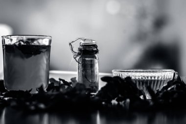 Wodoen surafce üzerinde demirhindi yüz maskesi yani demirhindi özü veya konsantrasyon, bal, ve anlık akne ve siyah kafaları ücretsiz kızdırma için gül suyu.
