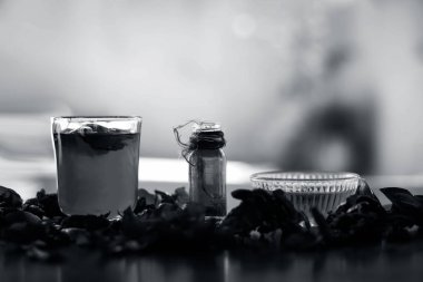Wodoen surafce üzerinde demirhindi yüz maskesi yani demirhindi özü veya konsantrasyon, bal, ve anlık akne ve siyah kafaları ücretsiz kızdırma için gül suyu.