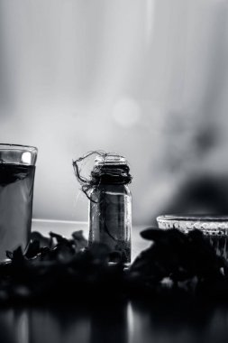 Wodoen surafce üzerinde demirhindi yüz maskesi yani demirhindi özü veya konsantrasyon, bal, ve anlık akne ve siyah kafaları ücretsiz kızdırma için gül suyu.