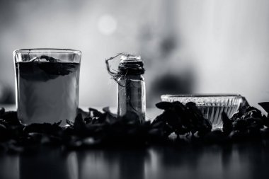 Wodoen surafce üzerinde demirhindi yüz maskesi yani demirhindi özü veya konsantrasyon, bal, ve anlık akne ve siyah kafaları ücretsiz kızdırma için gül suyu.