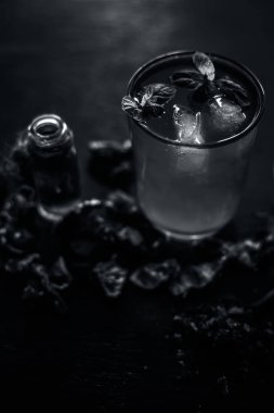 Wodoen surafce üzerinde demirhindi yüz maskesi yani demirhindi özü veya konsantrasyon, bal, ve anlık akne ve siyah kafaları ücretsiz kızdırma için gül suyu.