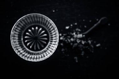 Siyah renkli kaşık toz kaya çıta ile birlikte ahşap yüzeyüzerinde bir cam kase içinde ham bal kapatın. İyi bir uyku elde yardımcı olur.