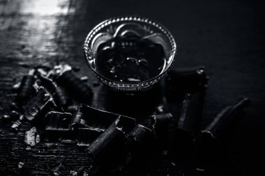 Şeker ve ham garmalo veya amaltas ile wodoen yüzeyinde bir cam kase garmalo veya hint duş ağacı ayıklanmış su. Kabızlık tedavisinde en iyi çare.