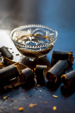 Şeker ve ham garmalo veya amaltas ile wodoen yüzeyinde bir cam kase garmalo veya hint duş ağacı ayıklanmış su. Kabızlık tedavisinde en iyi çare.