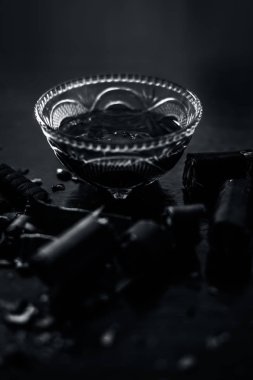 Şeker ve ham garmalo veya amaltas ile wodoen yüzeyinde bir cam kase garmalo veya hint duş ağacı ayıklanmış su. Kabızlık tedavisinde en iyi çare.