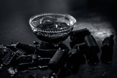 Şeker ve ham garmalo veya amaltas ile wodoen yüzeyinde bir cam kase garmalo veya hint duş ağacı ayıklanmış su. Kabızlık tedavisinde en iyi çare.