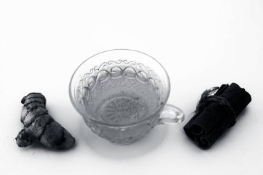 Popüler zerdeçal çayı zerdeçal tozu ve çiğ, bal ve tarçın çubukları tüm malzemelerle beyaz izole. Vücudu toksinlerden arındırmak için kullanılır. Beyaz üzerine izole.